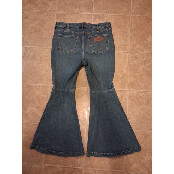 Wrangler Retro High Rise Trumpet Flare Womens Jeans 33x32 Western - Picture 1 of 8